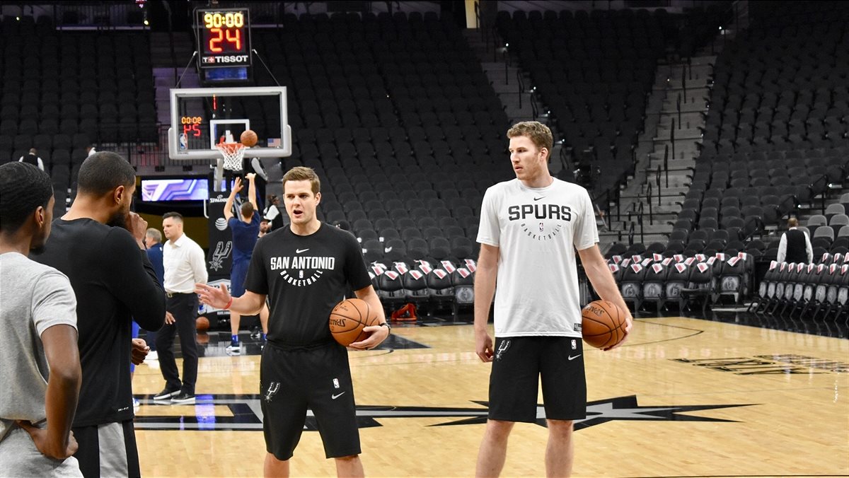 Jakob Pöltl beim Aufwärmen