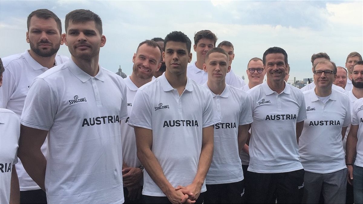 Erol Ersek mit Teamkollegen (Verwendung frei nur für diesen Beitrag vom 12.6.2020)