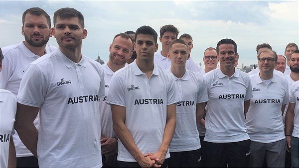 Erol Ersek mit Teamkollegen (Verwendung frei nur für diesen Beitrag vom 12.6.2020)