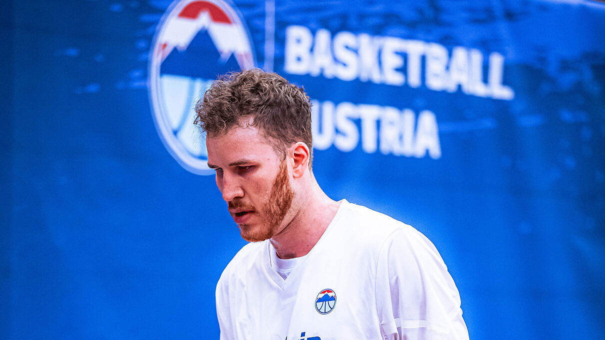 Pöltl mit hängendem Kopf