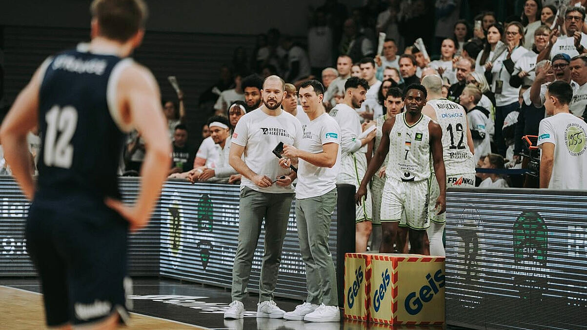 Lukas Hofer (re.) mit Head Coach Florian Wedell in Bayreuth 
